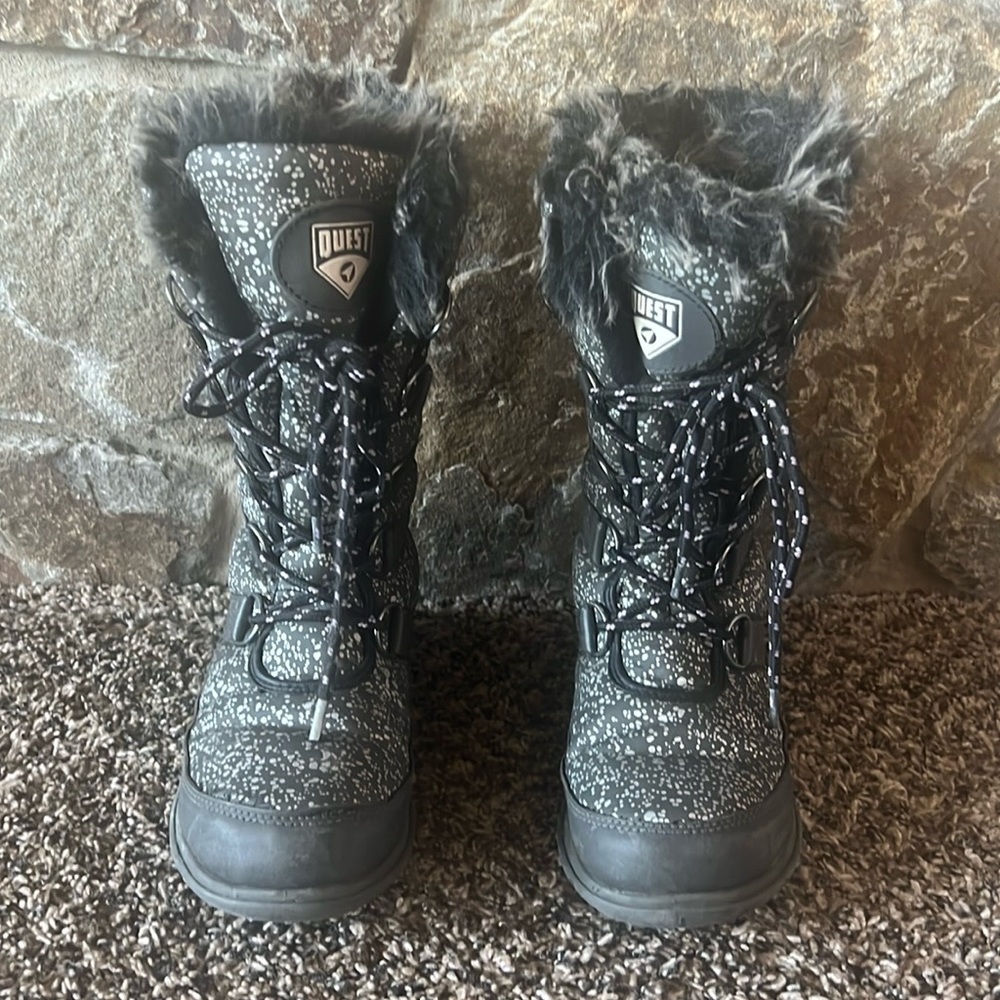 Quest size 2 snowboot